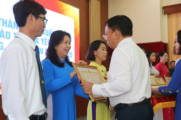 Ong Le Huyen - Pho Chu tich UBND tinh Khanh Hoa trao bang khen cho cac ca nhan tieu bieu trong cac phong trao thi dua giai doan 2020-2025. Anh: Phuong Linh
