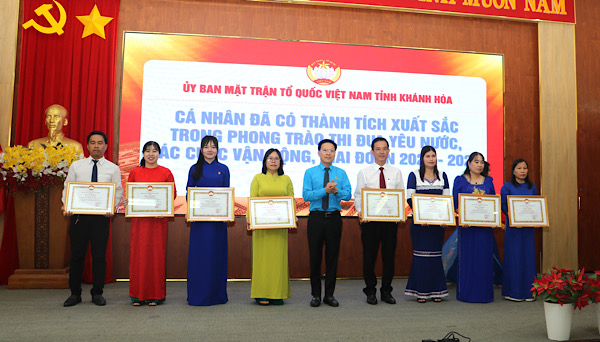 Ong Phan Thanh Liem - Pho Chu tich UB MTTQ Viet Nam tinh, Chu tich Lien doan Lao dong tinh Khanh Hoa tang bang khen cho cac ca nhan tieu bieu trong phong trao thi dua yeu nuoc va cac cuoc van dong. Anh: Phuong Linh
