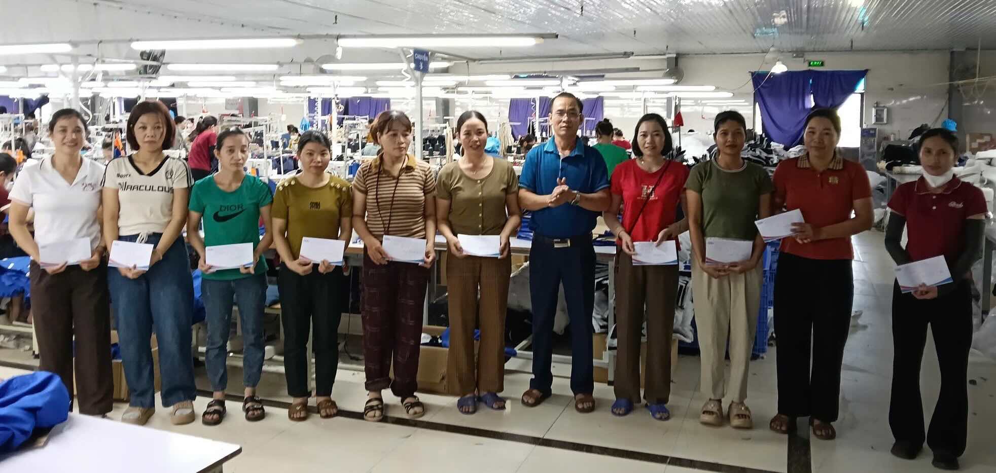 Regalos practicos y oportunos del Sindicato de la empresa a los trabajadores. Foto: Sindicato de Ha Tinh