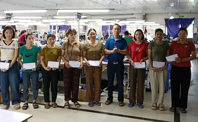 Practical and timely gifts from the company's Trade Union to the hands of workers. Photo: Ha Tinh Trade Union