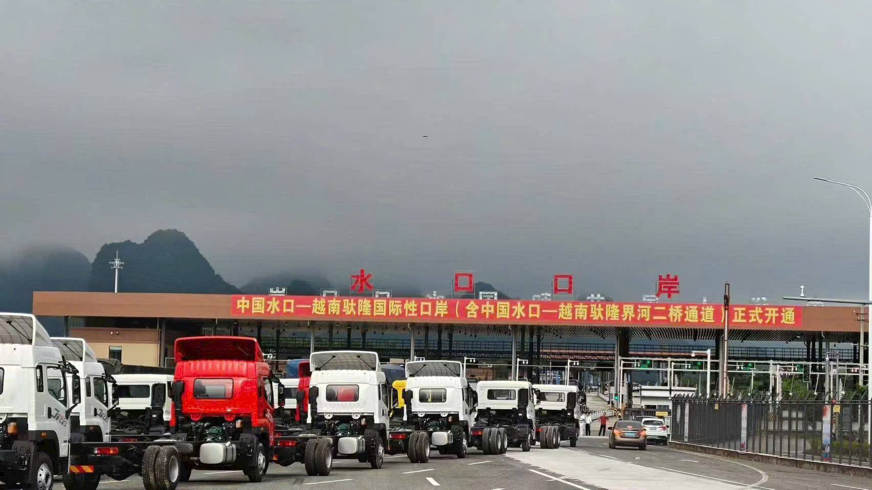 Sau khi cac dai bieu an nut van hanh chinh thuc, hang hoa 2 ben ngay lap tuc thong quan. Anh: La Nga, My Duc.