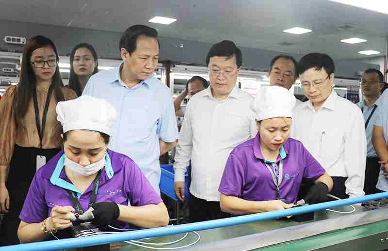 La mission centrale et la province d'une province ont visite la chaîne de production de Luxshare Co., Ltd. - ict nghe an. Photo: Phuong Thuy