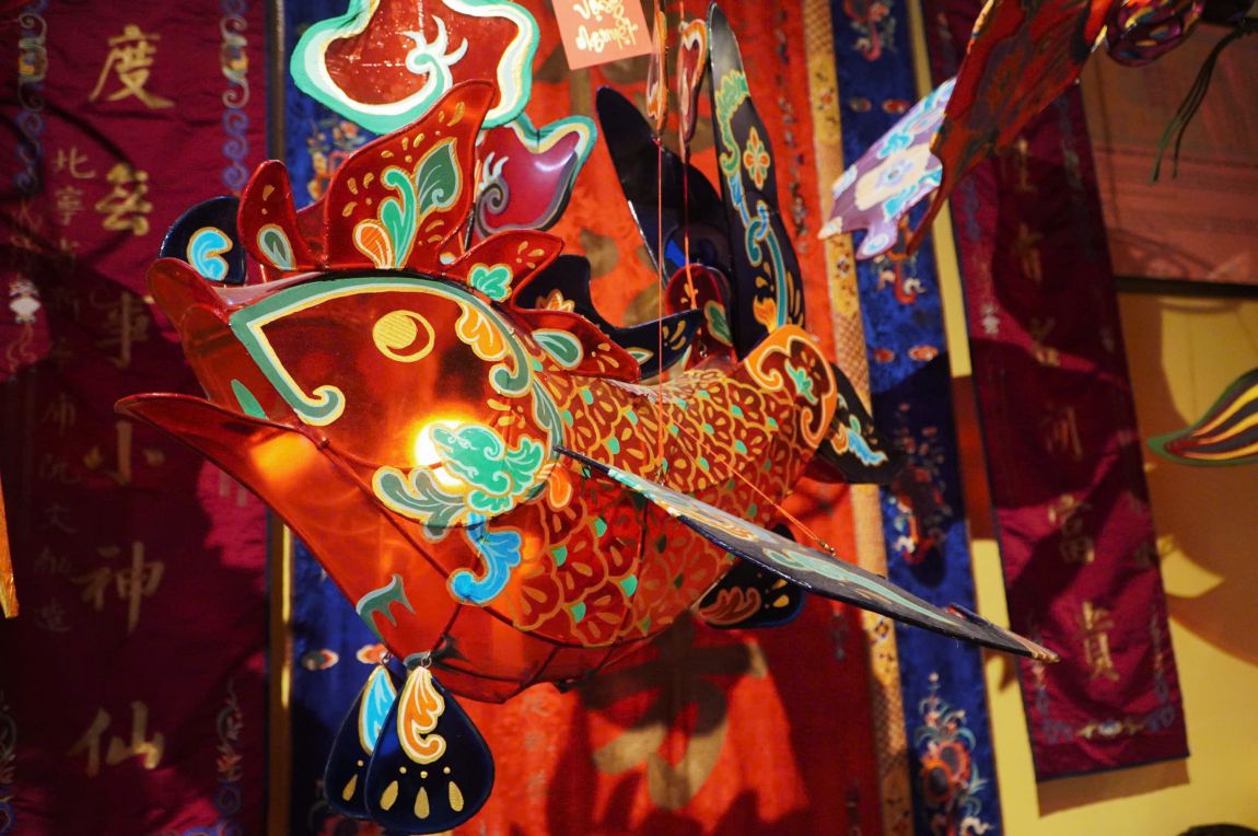 The Cuoc lantern model (crab) is displayed in the communal house restaurant association. Photo: Thai Bao