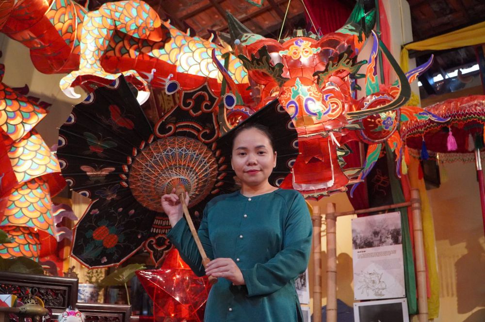 Chi Minh Nguyet ben chiec long hinh buom. Anh: Thai Bao