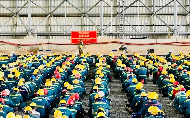 Improving legal knowledge for 3,000 workers at Quang Trach 1 Thermal Power Plant. Photo: Quang Tri Police