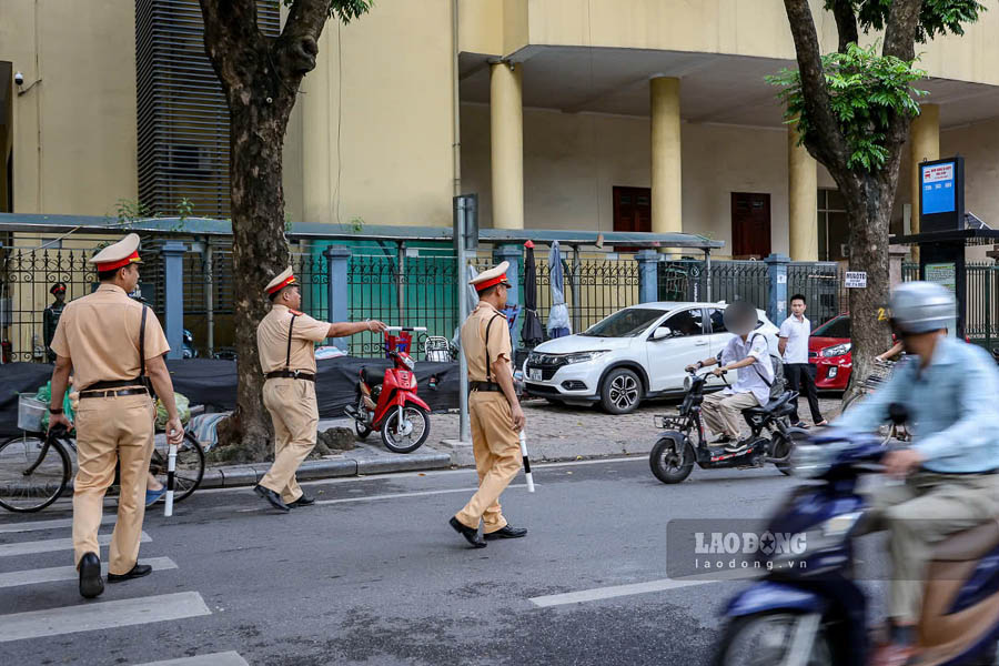 Tu 6h sang 12.9, luc luong Canh sat giao thong cung cong an cac xa, phuong dong loat ra quan, tap trung xu ly cac hanh vi vi pham TTATGT la nguyen nhan truc tiep dan den tai nan giao thong.