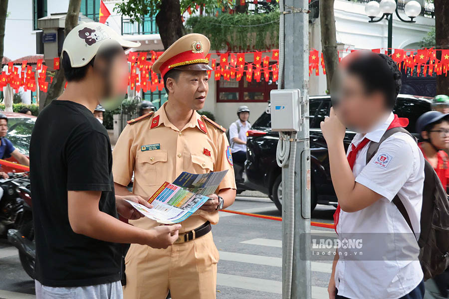 Song song voi cong tac xu ly, Cong an TP Ha Noi phoi hop chat che voi chinh quyen, nha truong va cac to chuc chinh tri – xa hoi de tuyen truyen, pho bien phap luat ve giao thong, xay dung va nhan rong mo hinh “Cong truong an toan giao thong”, ky cam ket giua hoc sinh, phu huynh va nha truong ve viec khong vi pham TTATGT. Ke hoach cao diem xu ly keo dai tu hom nay (12.9) den 14.10.2025. 