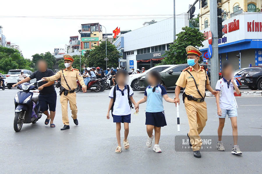 Hay nhu truong hop nay, mot nguoi dan ong cho 3 tre em tren xe, ca 4 nguoi deu khong doi mu bao hiem. Hanh vi vi pham da duoc to cong tac Doi CSGT duong bo so 3 - Phong CSGT, Cong an TP Ha Noi phat hien, xu ly.