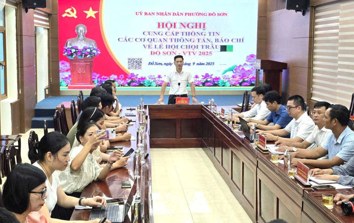 Phuòng Dò Son Hai Phong rueda de prensa informativa sobre el festival de lucha de bufalos de 2025. Foto: Mai Dung