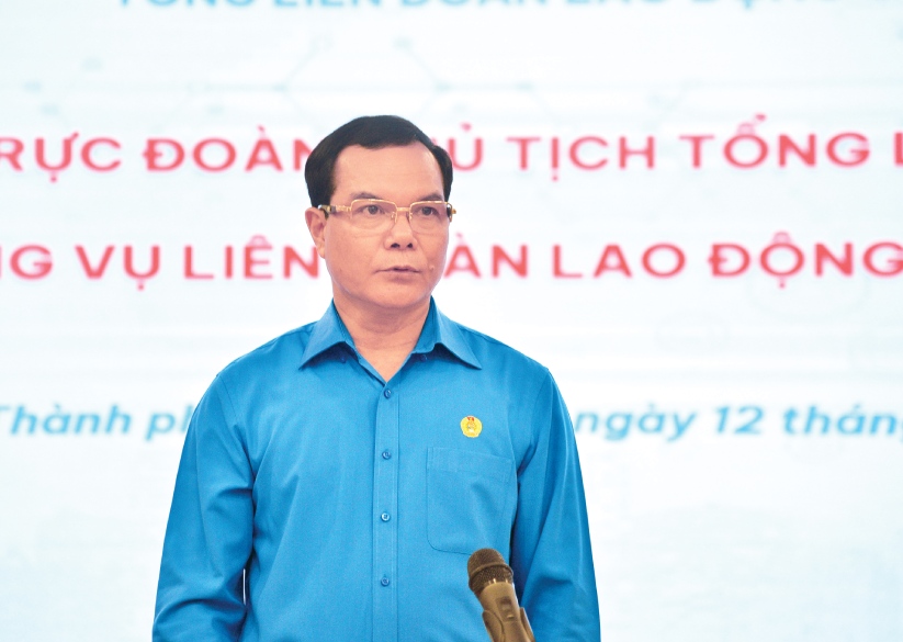 Le president de la Confederation generale du travail du Vietnam Nguyen Dinh Khang s'exprime lors de la reunion de travail. Photo : Nam Duong