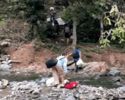 小学校の少数派学校とキムボン中学校の生徒に食料を供給するために小川や食料林を飼育している教師は、地滑りのために隔離されています。写真：Nguyen Truong