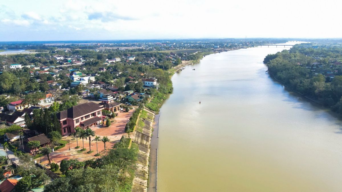 Thach Han Riverは、Quang TrivinceのLe Duan書記長のお土産地域を通過します。写真：ぶら下がっています