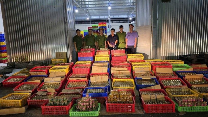 Bên trong xưởng sản xuất yến giả quy mô lớn vừa bị công an TP Đà Nẵng đánh sập. Ảnh: Công an TP Đà Nẵng