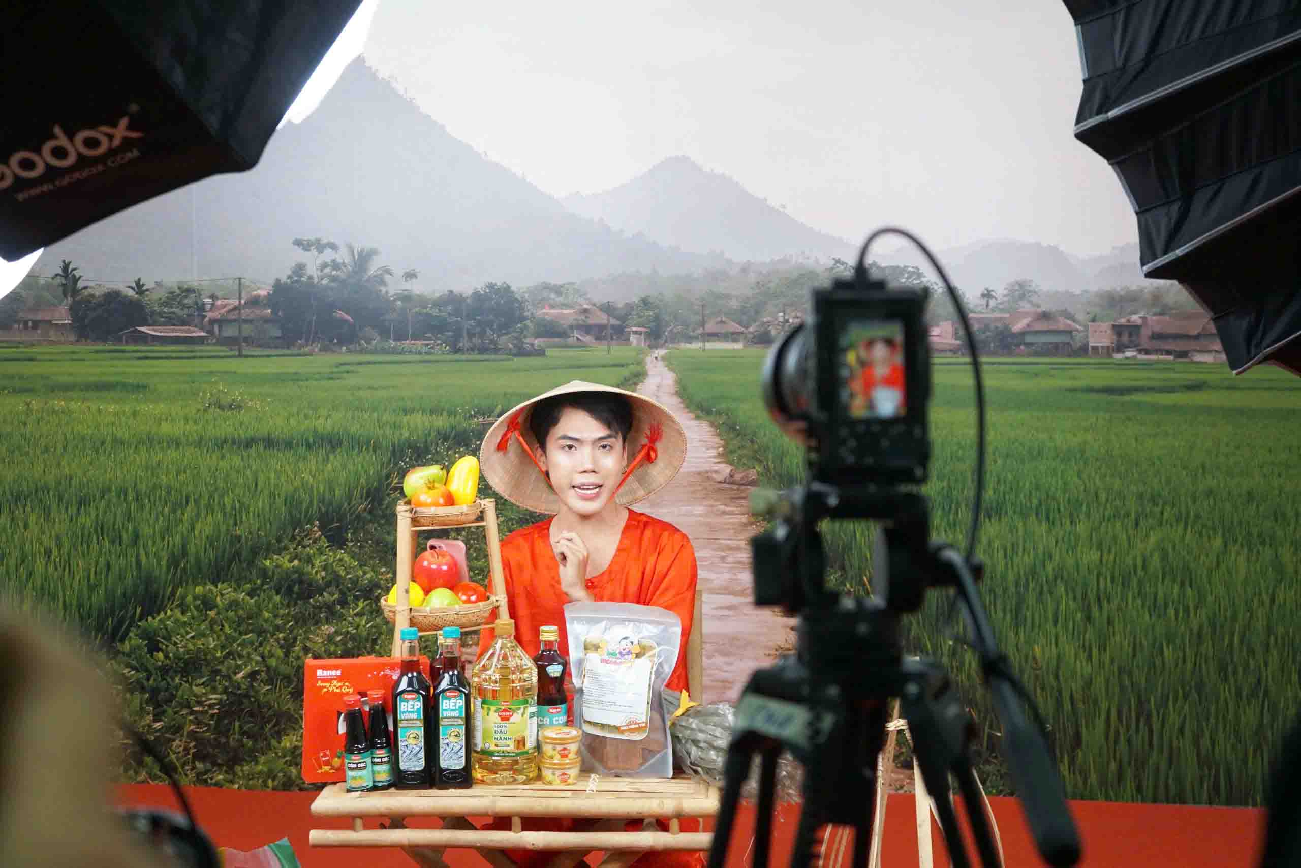 Les consommateurs font leurs achats sur les plateformes de commerce electronique changent d'avis les produits essentiels montent en puissance. Photo : Ha May