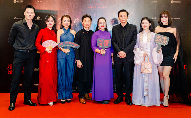 Sao Viet toi chuc mung NSND Trung Anh va e-kip doan phim. Anh: Doan phim cung cap