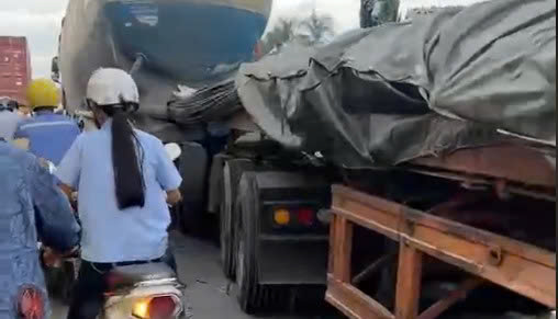 Une collision entre un camion transportant de l'acier et un camion-citerne sur la route nationale 5 traversant Hai Phong provoque des embouteillages. Photo : Fournie par les habitants