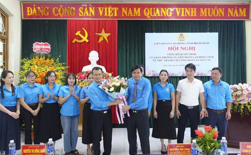 Mr. Nguyen Hai Long - Vice Chairman of the Vietnam Fatherland Front Committee of Ninh Binh province, Chairman of the Provincial Federation of Labor - presented the decision to establish the Gia Van Commune Trade Union. Photo: Ninh Binh Trade Union