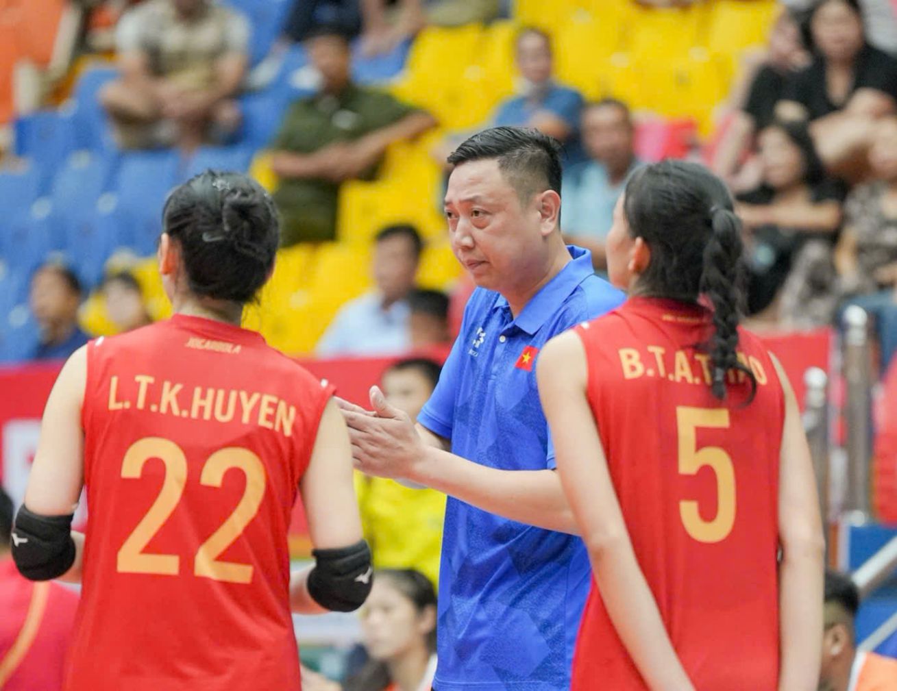 응우옌 쫑 린 감독은 현재 베트남 청소년 여자 배구의 뛰어난 전문성을 갖춘 선수입니다. 사진: 민 즈엉