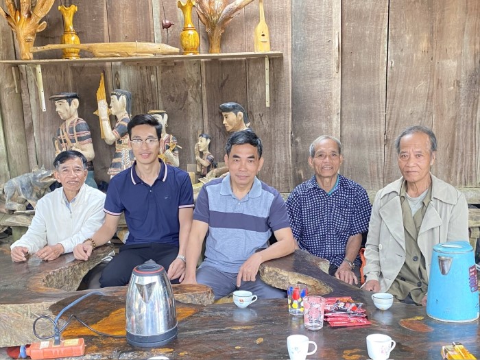 Du khach tham quan san pham dieu khac va chup anh luu niem cung voi nghe nhan Clau Blao (thu 2 tu phai sang) tai Xa Hung Son - TP Da Nang. Anh: Song Han