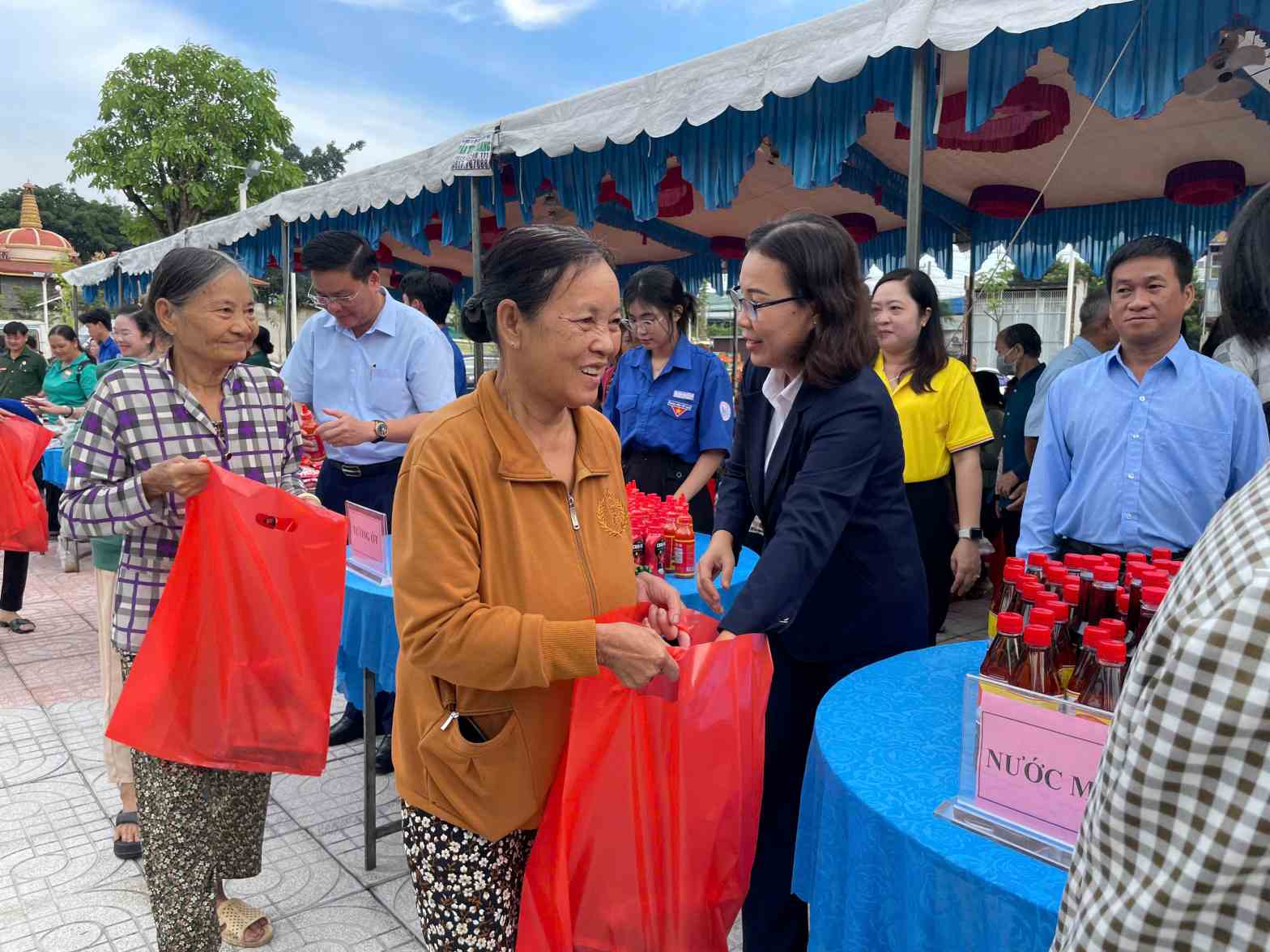 Ba Luu Thi Tuyet Trinh - Chu tich Uy ban MTTQ Viet Nam phuong Tan Hiep trao cac phan qua cho nguoi kho khan. Anh: Dinh Trong