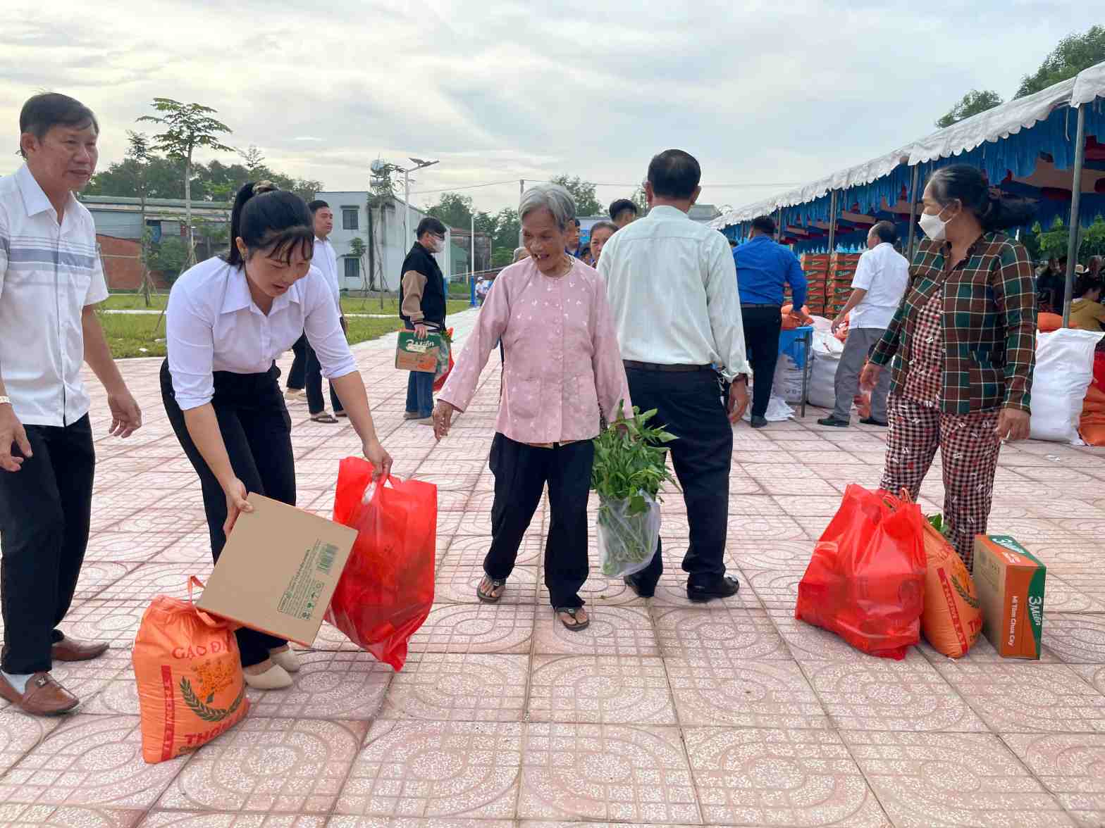 Nguoi dan kho khan phan khoi khi nhan duoc nhung phan qua thiet thuc. Anh: Dinh Trong