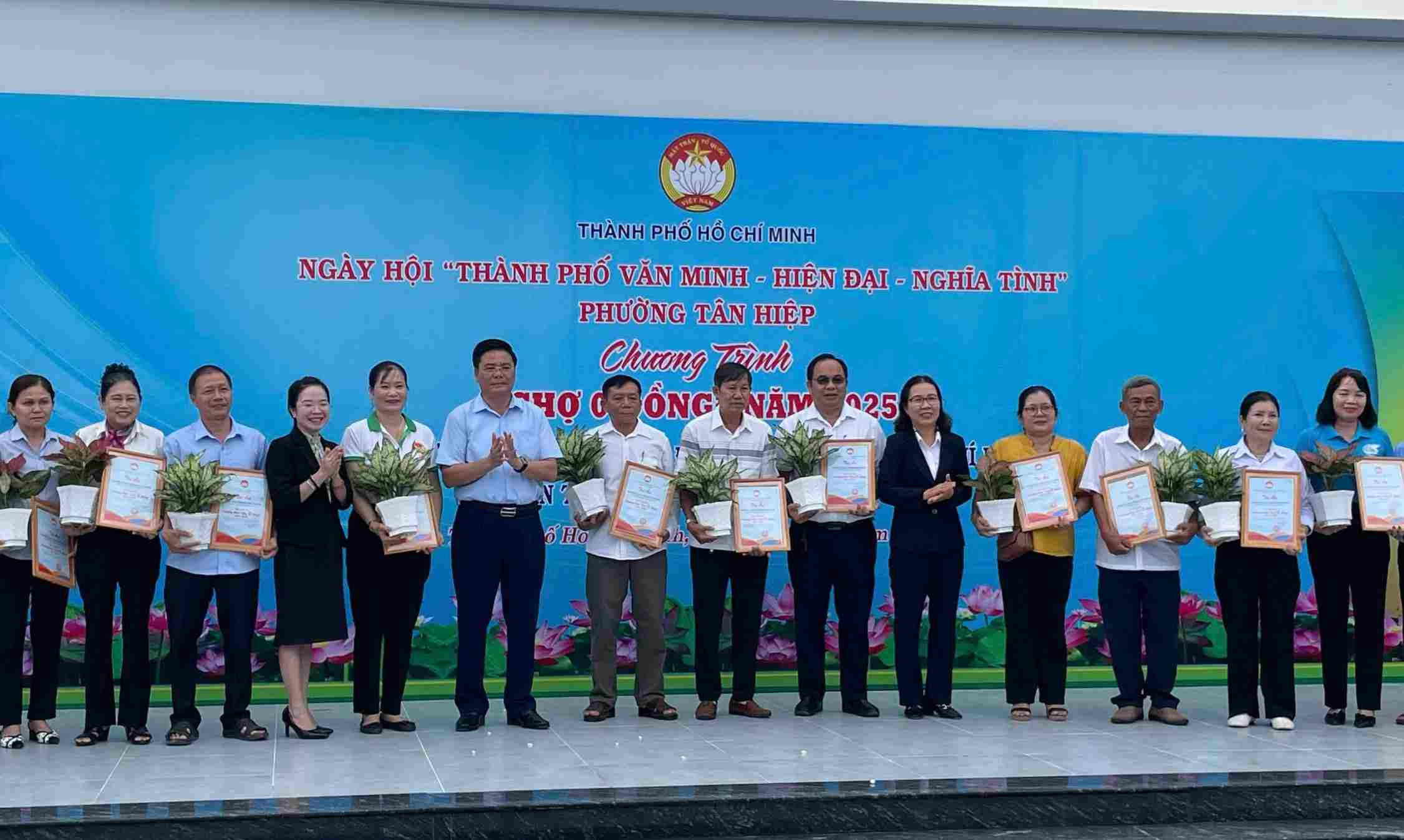 Ban to chuc tri an nhung don vi, manh thuong quan da dong hanh to chuc phien cho 0 dong. Anh: Dinh Trong