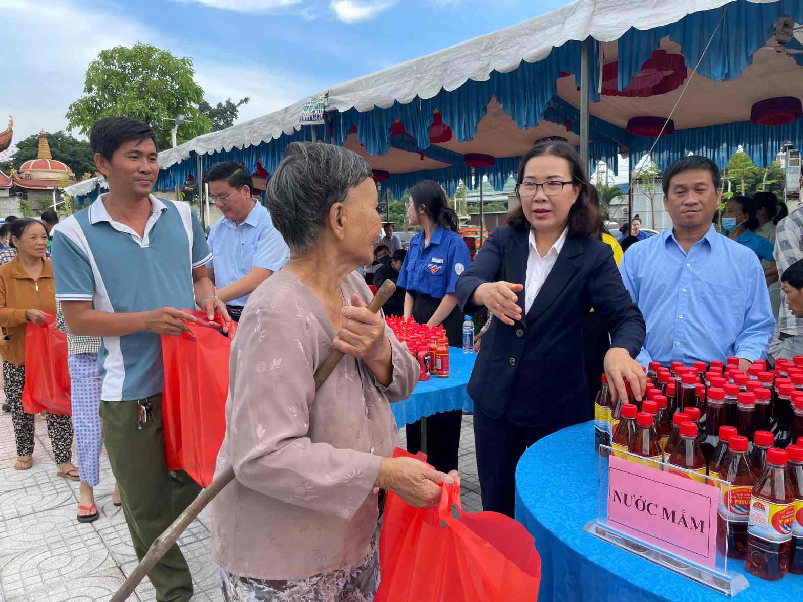 Feria de 0 VND apoya a 200 familias hogares y trabajadores en dificultades en el barrio de Tan Hiep. Foto: Dinh Trong