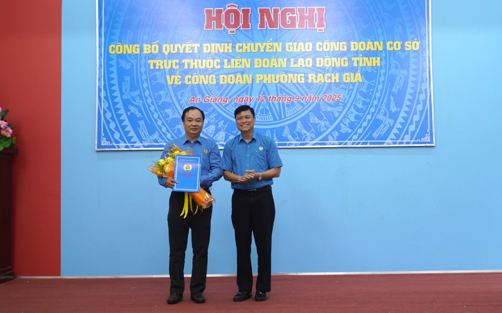 Do Tran Thinh 안장성 노동총연맹 위원장이 Rach Gia 동 노동조합에 결정서를 수여하고 있습니다. 사진: Nguyen Anh