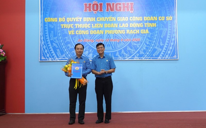 Chairman of the An Giang Provincial Federation of Labor Do Tran Thinh presented the Decision to the Rach Gia Ward Union. Photo: Nguyen Anh