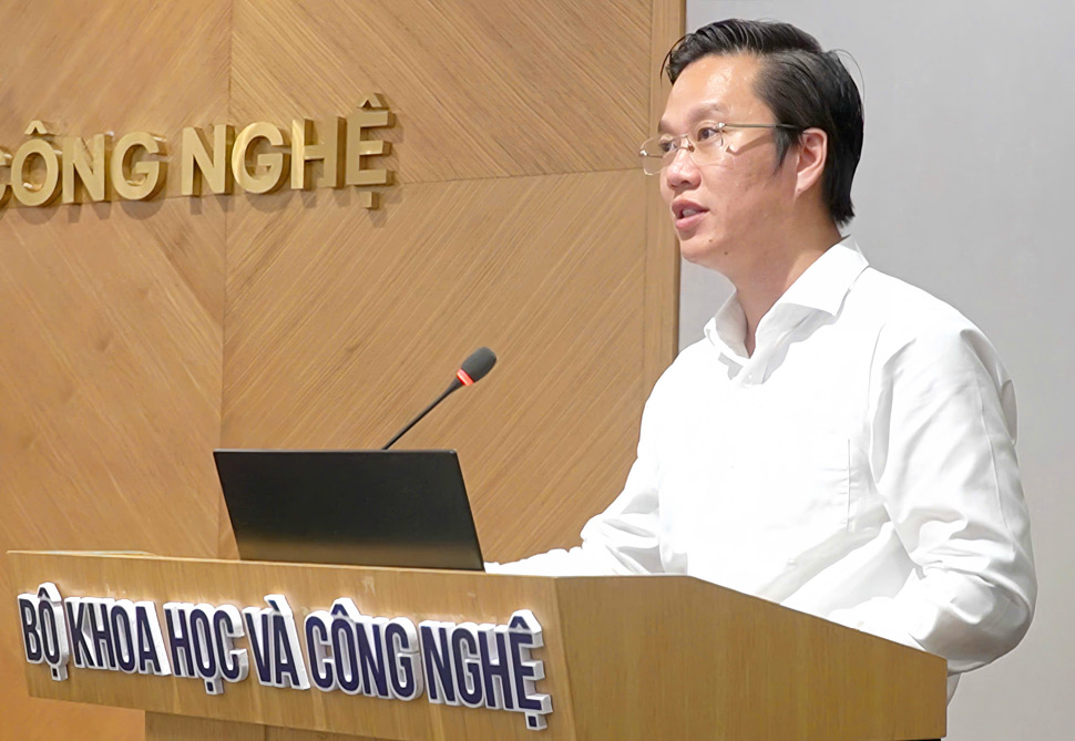 Chanh Van phong Bo Khoa hoc va Cong nghe Ha Minh Hiep trinh bay Bao cao tai Hoi Nghi. Anh: Hao Thien