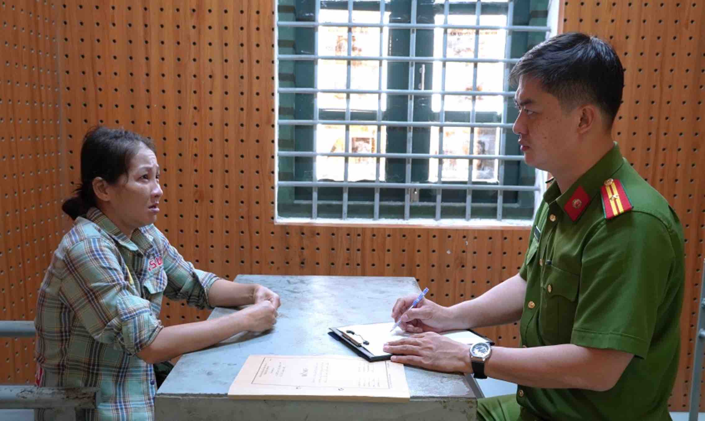 Dong Thap 지방 경찰 수사국은 마약 불법 거래 행위에 대한 조사를 위해 Chau Thi Mien 용의자를 기소하고 구속했습니다. 사진: Dong Thap 지방 경찰