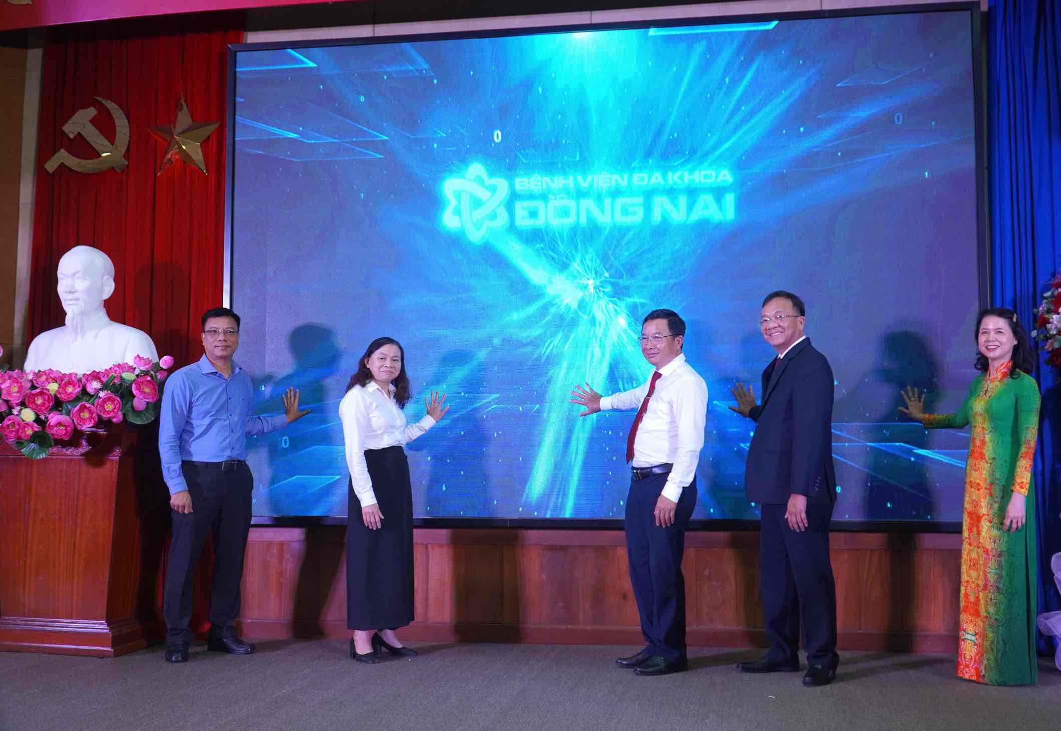 Dong Nai General Hospital held a ceremony to announce the implementation of electronic medical records on September 12. Photo: HAC