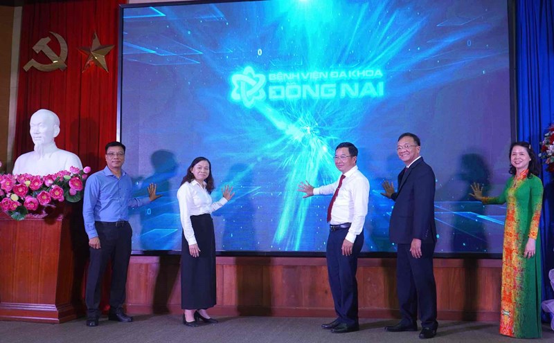 Dong Nai General Hospital held a ceremony to announce the implementation of electronic medical records on September 12. Photo: HAC