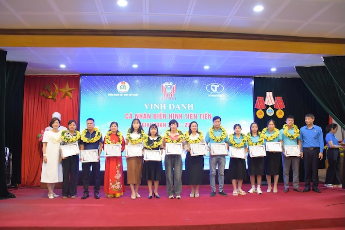 베트남 섬유 의류 그룹의 2020-2025년 경쟁 운동의 선진적인 모범 사례. 사진: Thu Mai