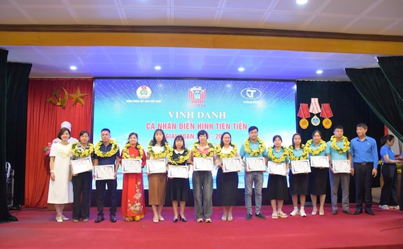 Advanced examples in the emulation movement for the period 2020-2025 of the Vietnam Textile and Garment Group. Photo: Thu Mai