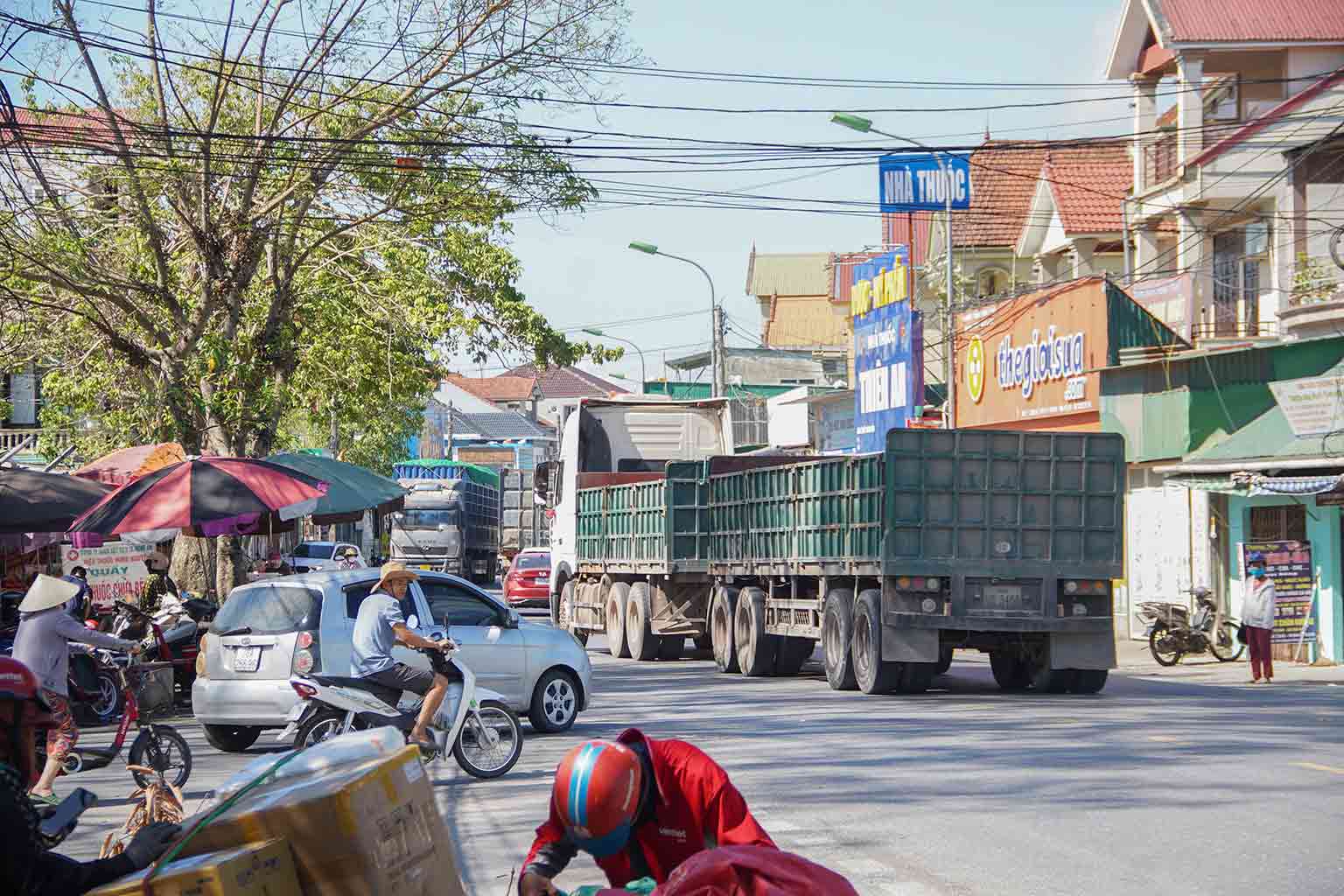 Nhieu xe mang bien so nuoc ngoai lien tuc chay qua tuyen duong 542C. Anh: Duy Chuong