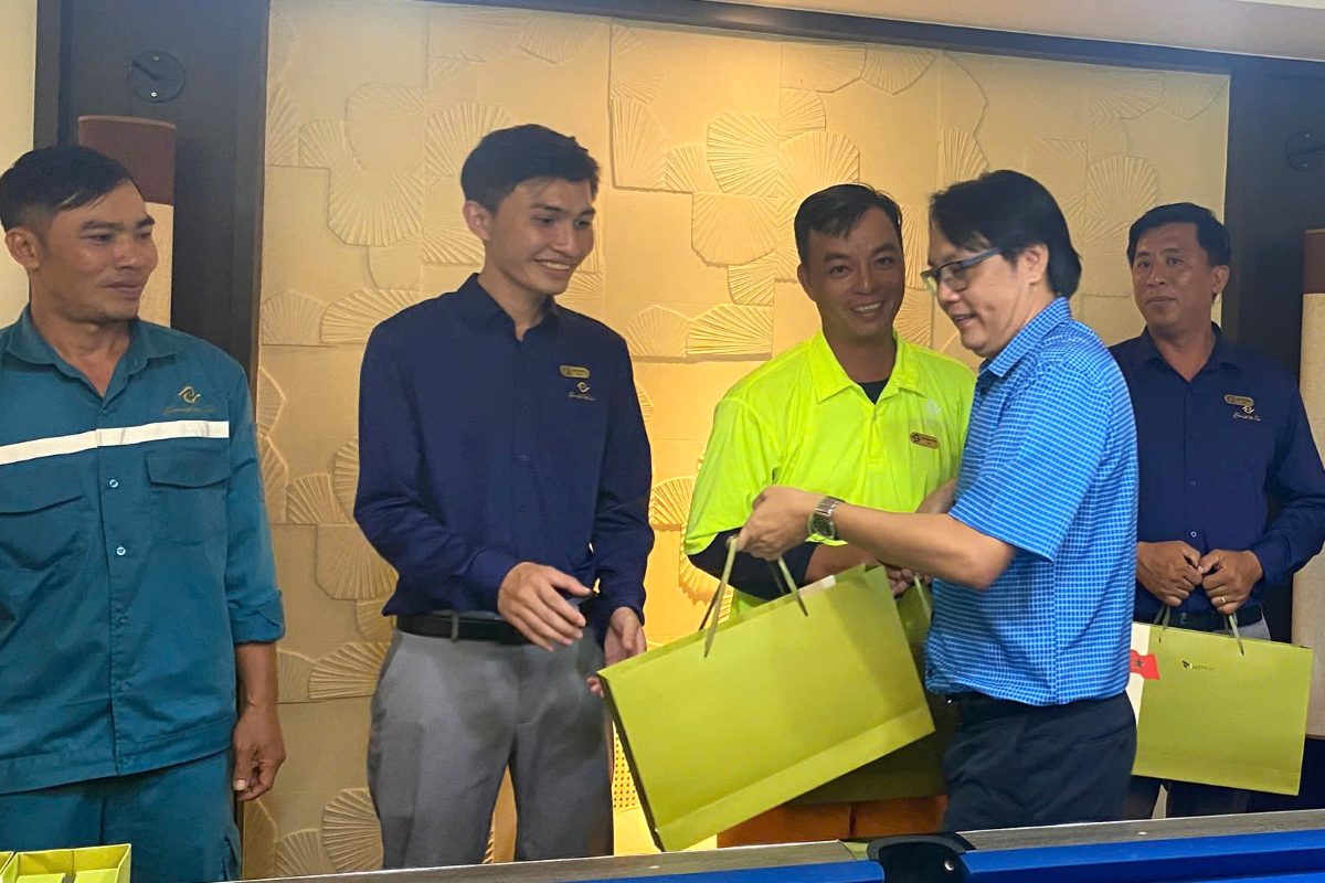 Tung phan qua trung thu tri gia hon 1 trieu dong duoc trao tan tay doan vien, nguoi lao dong. Anh: CDCS