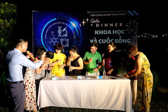 노동자들이 '과학과 삶' 갈라쇼에서 게임에 참여하고 있습니다. 사진: 레 트엉