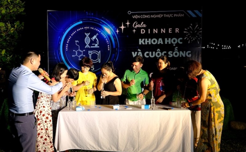 Workers participate in a game at the "Science and Life" Gala. Photo: Le Thuong