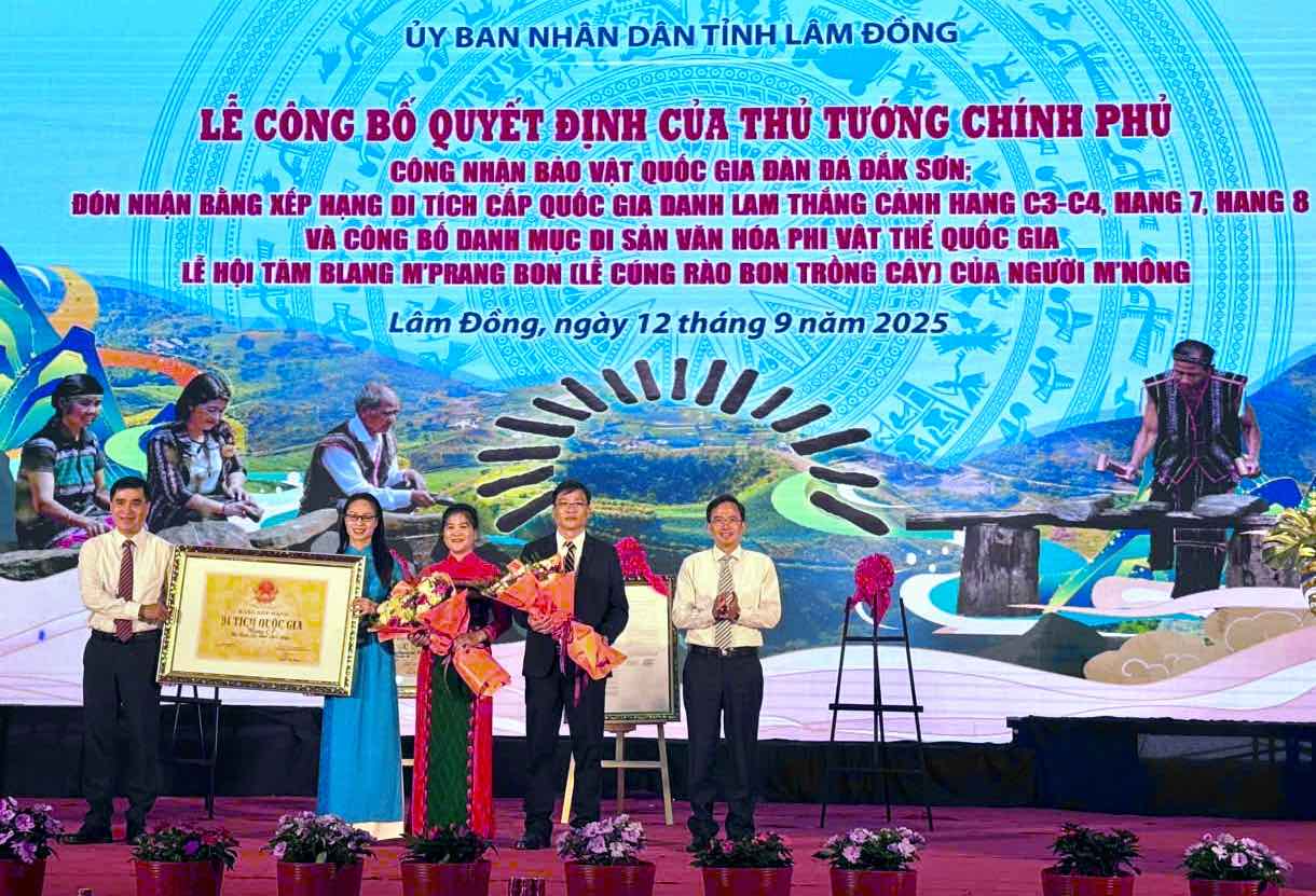 Lam Dong don nhan bang xep hang di tich quoc gia Danh lam thang canh Hang C3-C4, hang 7, hang 8 va Di san van hoa phi vat the quoc gia Le hoi Tam Blang M’Prang Bon. Anh: Pham Duy