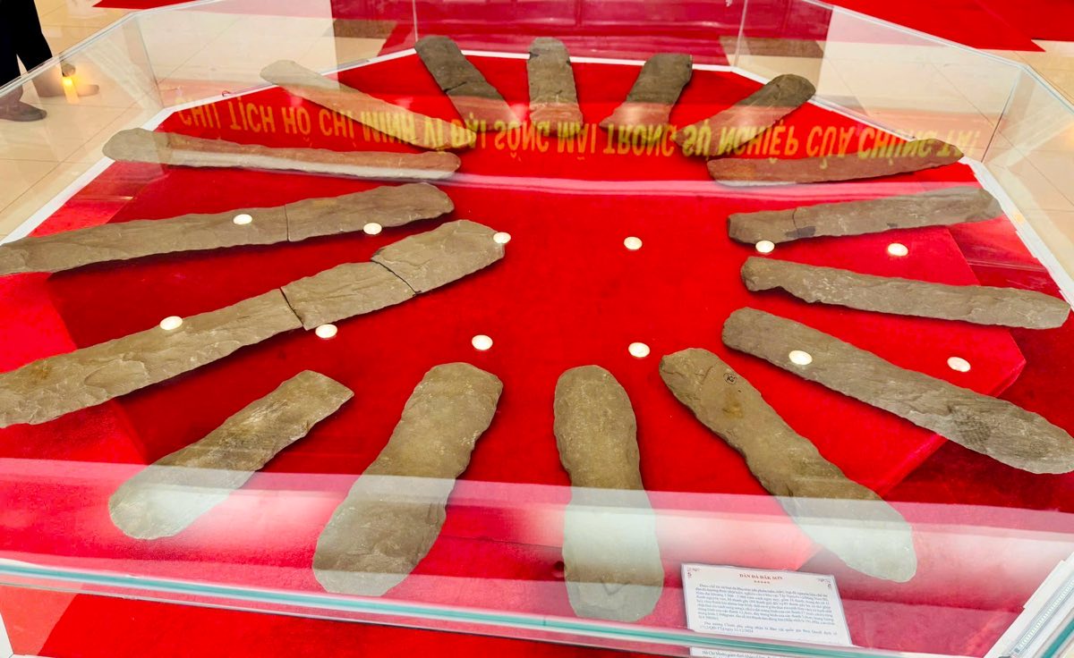Trung bay, quang ba Bao vat quoc gia Dan da Dak Son. Anh: Pham Duy
