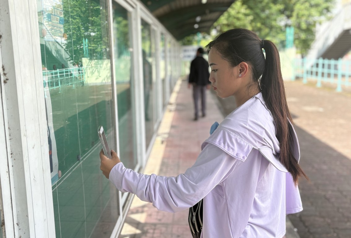 노동자들이 Thang Long 산업 단지(하노이)에서 노동자로 일자리를 찾고 있습니다. 사진: Bao Han