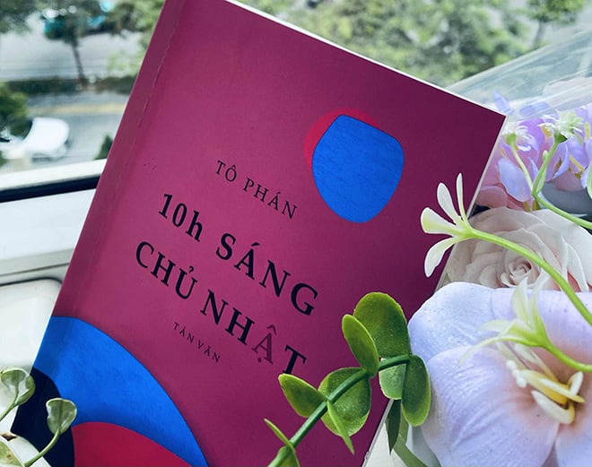 The book "10am on Sunday morning" by journalist To Phan. Photo: Binh An