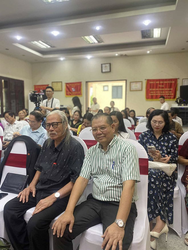 Nha bao To Phan (bia trai) trong buoi ra mat sach. Anh: Binh An