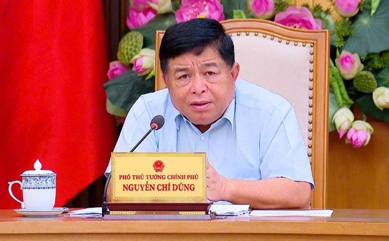 Deputy Prime Minister Nguyen Chi Dung requested to focus on in-depth, high-value research to complete the draft resolution on State economic development. Photo: VGP