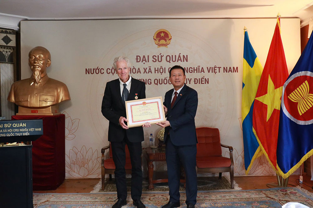 Ambassador Tran Van Tuan presented the Medal for Culture, Sports and Tourism to film director Bo Öhlen. Photo: Vietnamese Embassy in Sweden