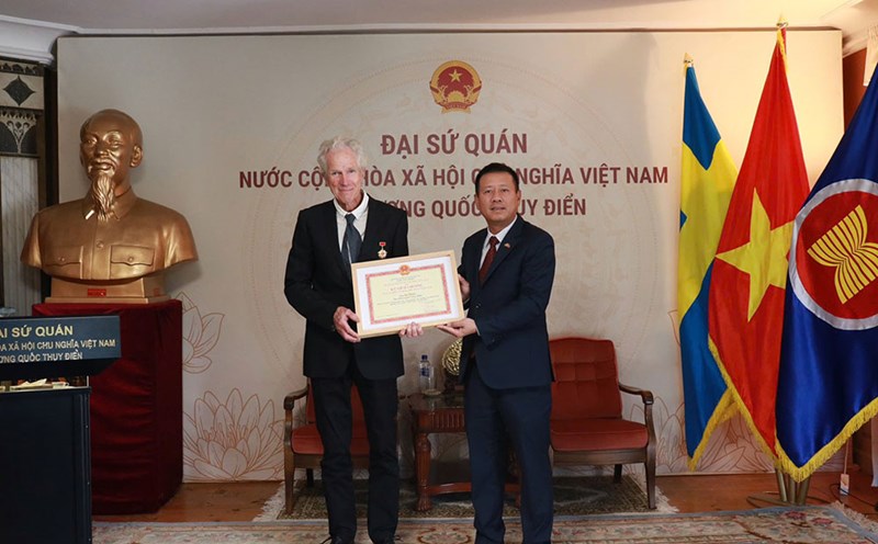 Ambassador Tran Van Tuan presented the Medal for Culture, Sports and Tourism to film director Bo Öhlen. Photo: Vietnamese Embassy in Sweden