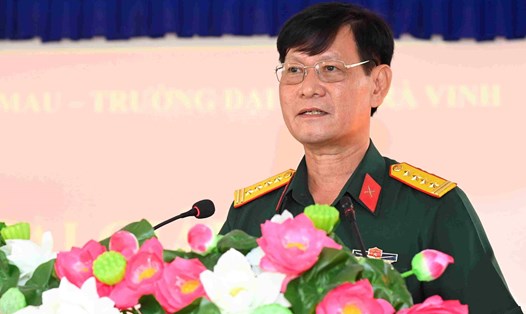 Đại tá Lê Quang Luật, Phó chính ủy Bộ Chỉ huy Quân sự tỉnh Cà Mau phát biểu tại buổi khai giảng. Ảnh: Văn Đông