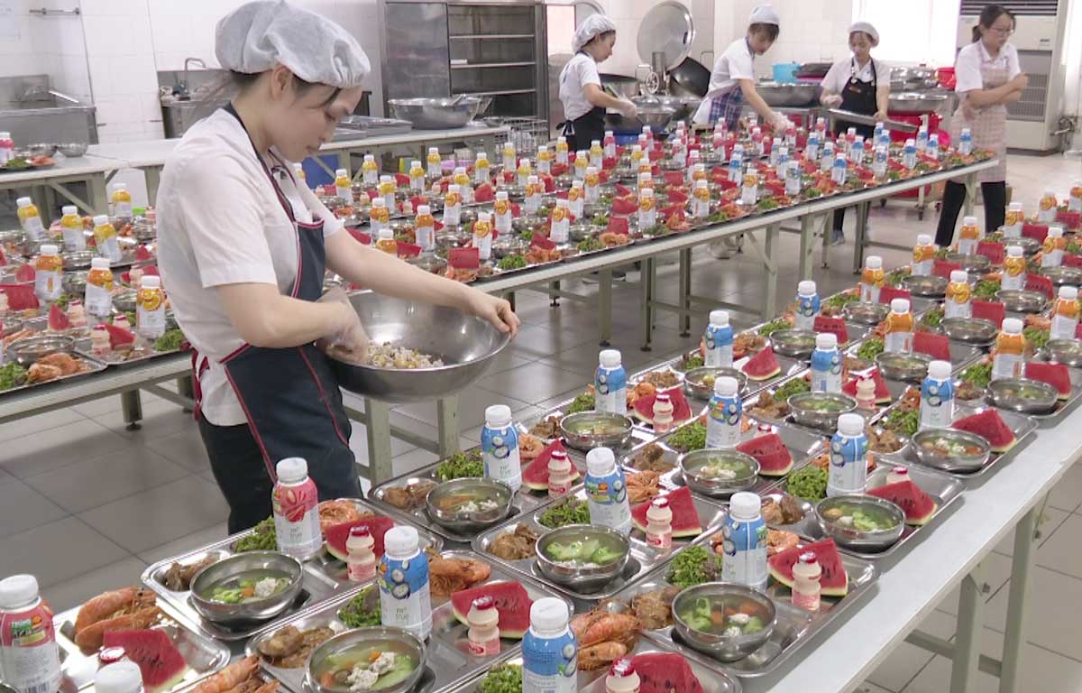 Union meal for workers and laborers in Ninh Binh. Photo: Luong Ha