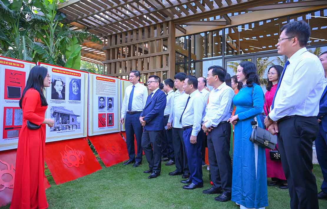 Cac dai bieu nghe gioi thieu ve cac tu lieu lien quan cao trao Xo viet Nghe Tinh. Anh: Ngoc Anh